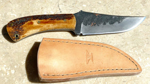 Cuchillo Belt Knife Custom, forjado a mano de Nil Fonseré, cachas de ciervo envejecido.