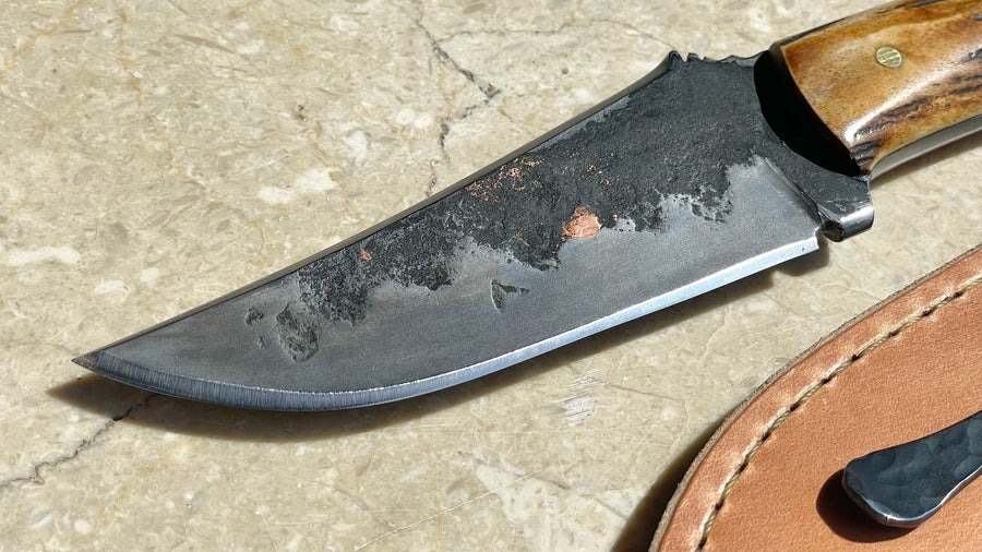 Cuchillo Belt Knife Custom, forjado a mano de Nil Fonseré, cachas de ciervo envejecido.