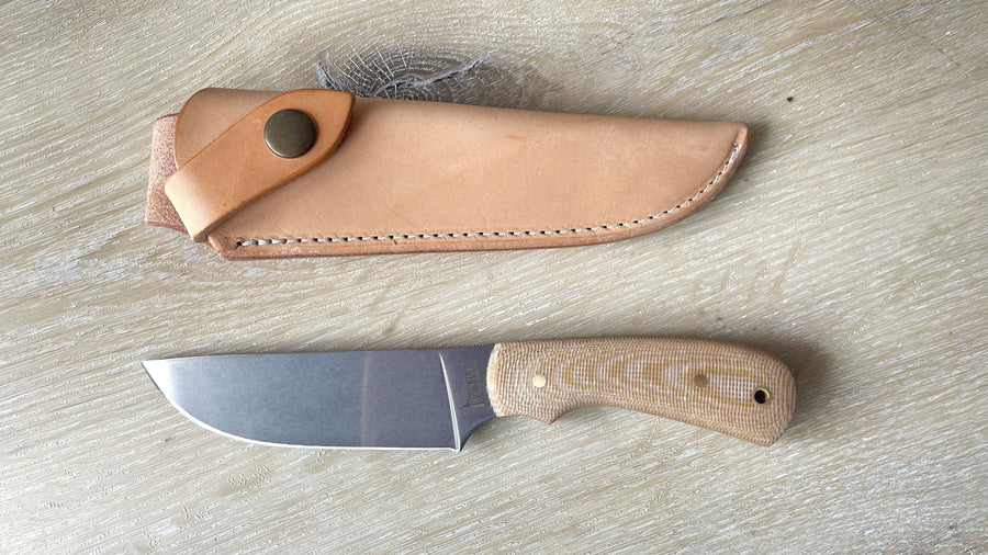 Cuchillo Skinner GMT Garcimonte, cachas micarta coyote y funda de Piel