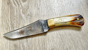 Cuchillo Blue Ridge Custom, de Nil Fonseré con cachas de ciervo envejecido y bolsters