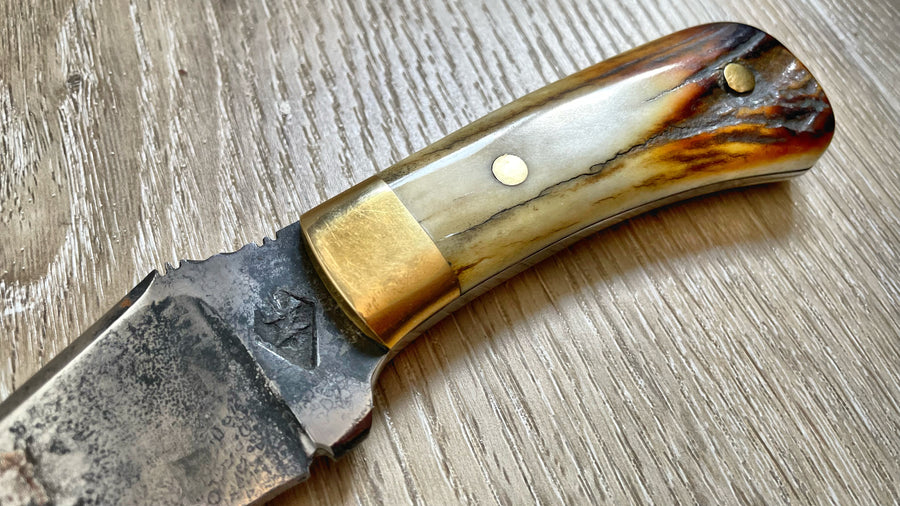 Cuchillo Blue Ridge Custom, de Nil Fonseré con cachas de ciervo envejecido y bolsters