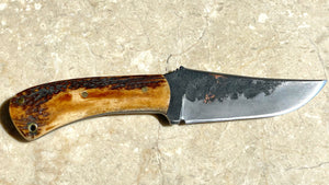 Cuchillo Belt Knife Custom, forjado a mano de Nil Fonseré, cachas de ciervo envejecido.