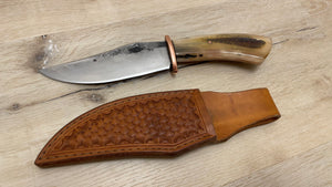 Cuchillo forjado a mano “Cowboy Bowie” de Nil Fonseré, con mango de Carnero Premium cosecha propia.