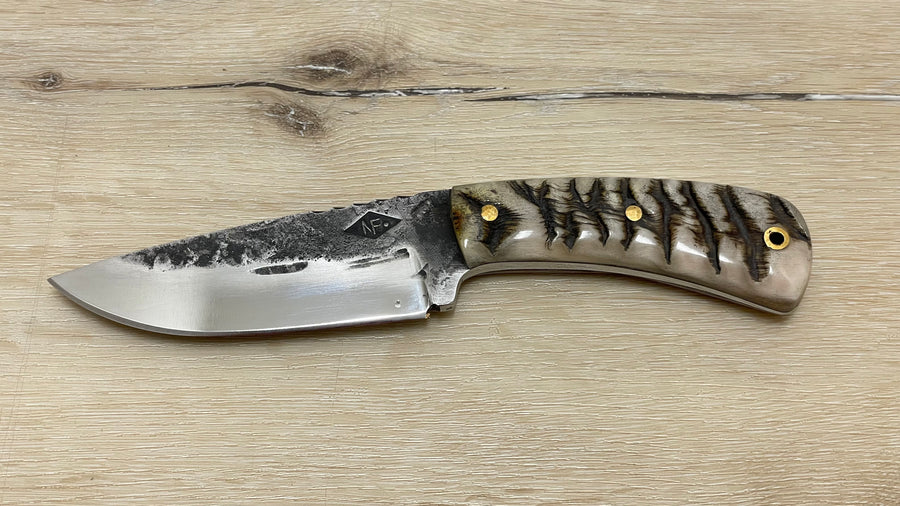 Cuchillo Hunter forjado por Nil Fonseré con cachas de carnero de selección