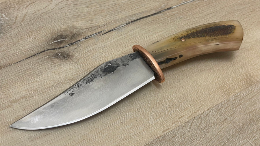 Cuchillo forjado a mano “Cowboy Bowie” de Nil Fonseré, con mango de Carnero Premium cosecha propia.