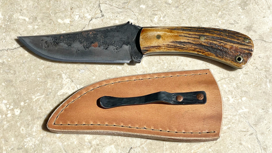 Cuchillo Belt Knife Custom, forjado a mano de Nil Fonseré, cachas de ciervo envejecido.