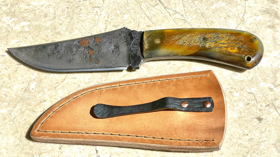 Cuchillo Belt Knife estilo Winkler, hecho a mano por Nil Fonseré con impresionantes cachas de Carnero.