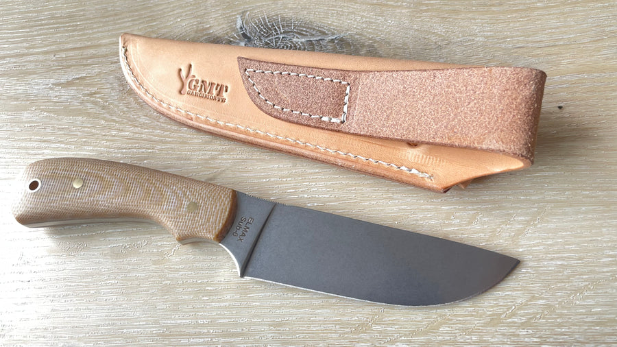 Cuchillo Skinner GMT Garcimonte, cachas micarta coyote y funda de Piel