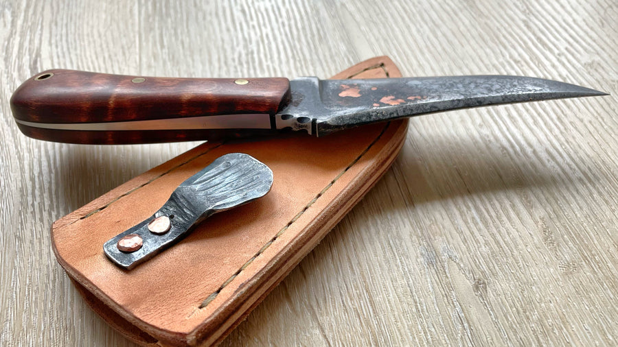 Cuchillo Blue Ridge Custom de Nil Fonseré, con cachas de madera Tiger Maple de selección.