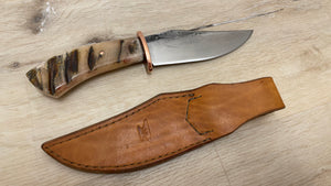 Cuchillo forjado a mano “Cowboy Bowie” de Nil Fonseré, con mango de Carnero Premium cosecha propia.